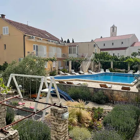 Serene Oasis Retreat With Pool 3 Appartement